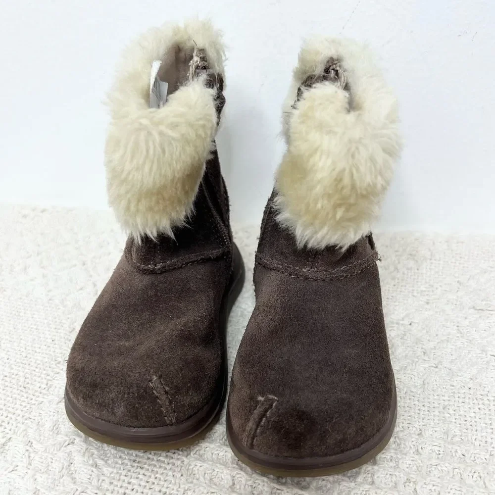 Clarks First Shoes Toddler Baby Girl Boots Snuggle Fun Walnut Suede Faux Fur